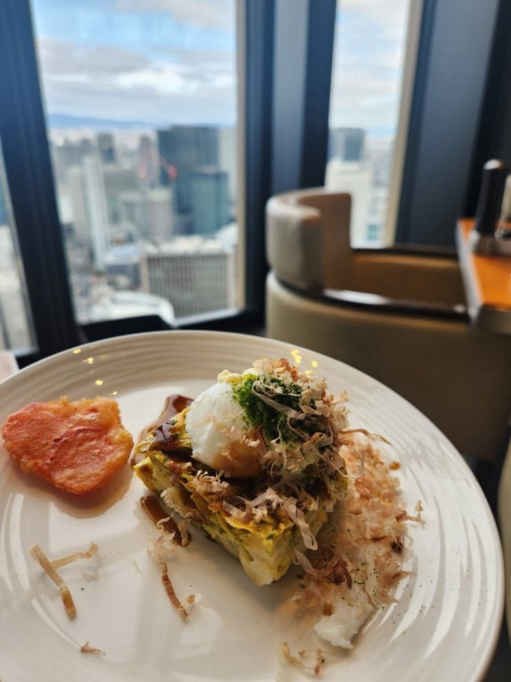 콘래드 오사카 조식 / 오코노미야키 베네딕트랑 말차라떼 맛있어요!